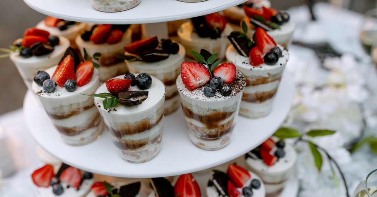 découvrez notre recette facile et délicieuse de tiramisu aux oreo, un dessert original qui allie la douceur du tiramisu à la gourmandise des biscuits oreo.