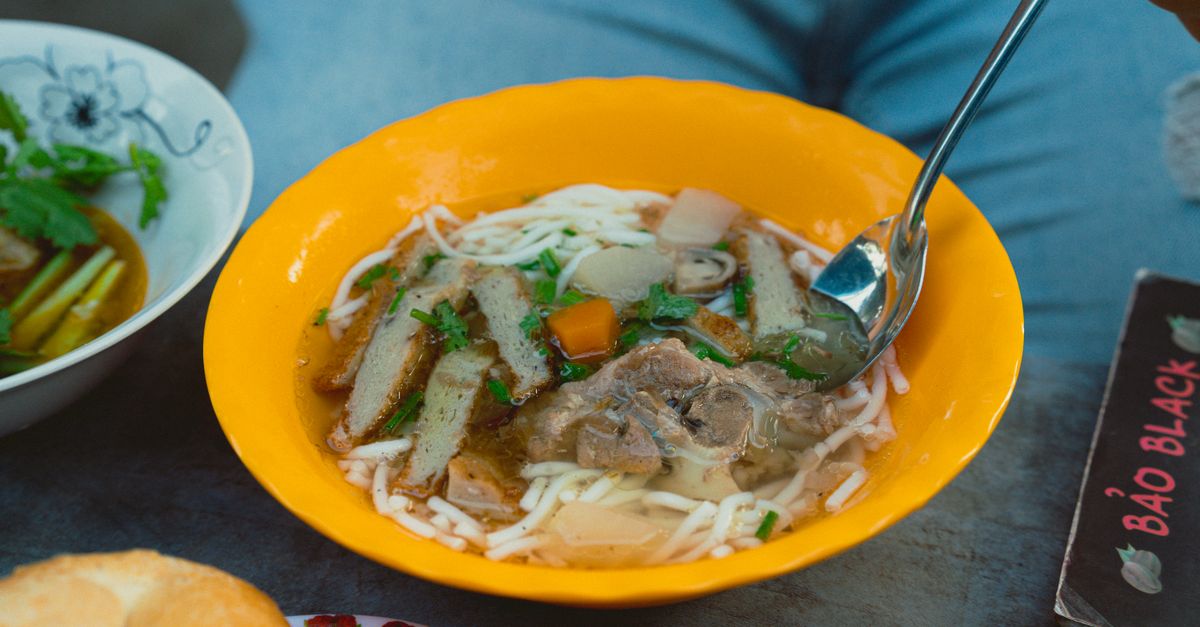 découvrez notre recette authentique de bobun, un délicieux plat vietnamien alliant vermicelles de riz, viande savoureuse, légumes croquants et herbes fraîches pour un repas frais et gourmand.