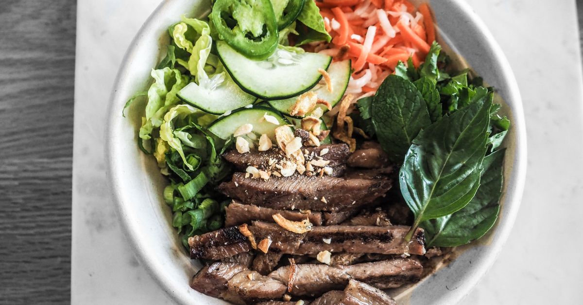 découvrez notre délicieux bobun, un plat vietnamien rafraîchissant composé de vermicelles de riz, légumes croquants, viande savoureuse et herbes aromatiques, parfait pour un repas sain et gourmand.