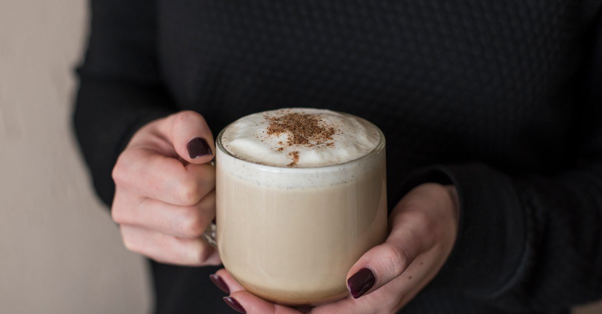 découvrez notre recette de chai latte, une boisson chaude épicée à base de thé noir, d'épices et de lait, parfaite pour se réchauffer et savourer un moment gourmand.