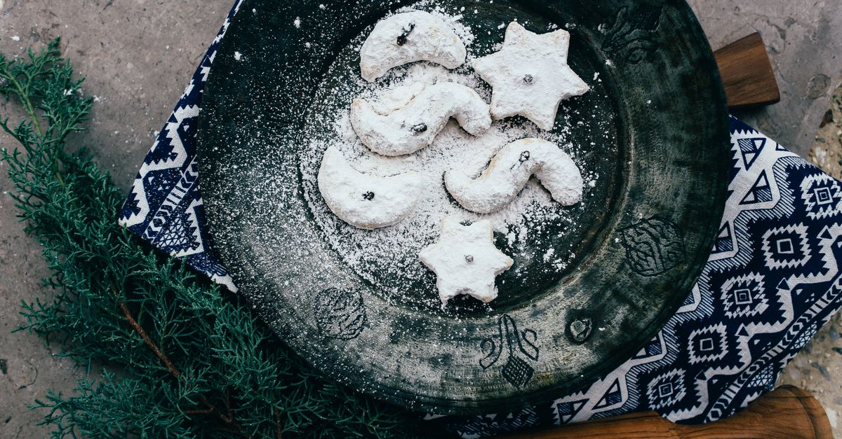 découvrez la recette traditionnelle du marzipanstollen, ce délice allemand à base de pâte d'amande, idéal pour les fêtes de fin d'année.
