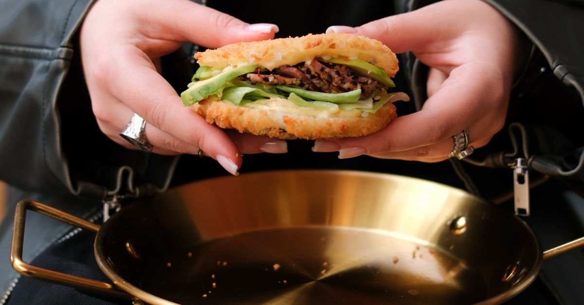 découvrez la recette authentique du philly cheesesteak, un sandwich américain savoureux à base de steak finement tranché, fromage fondant et pain moelleux.
