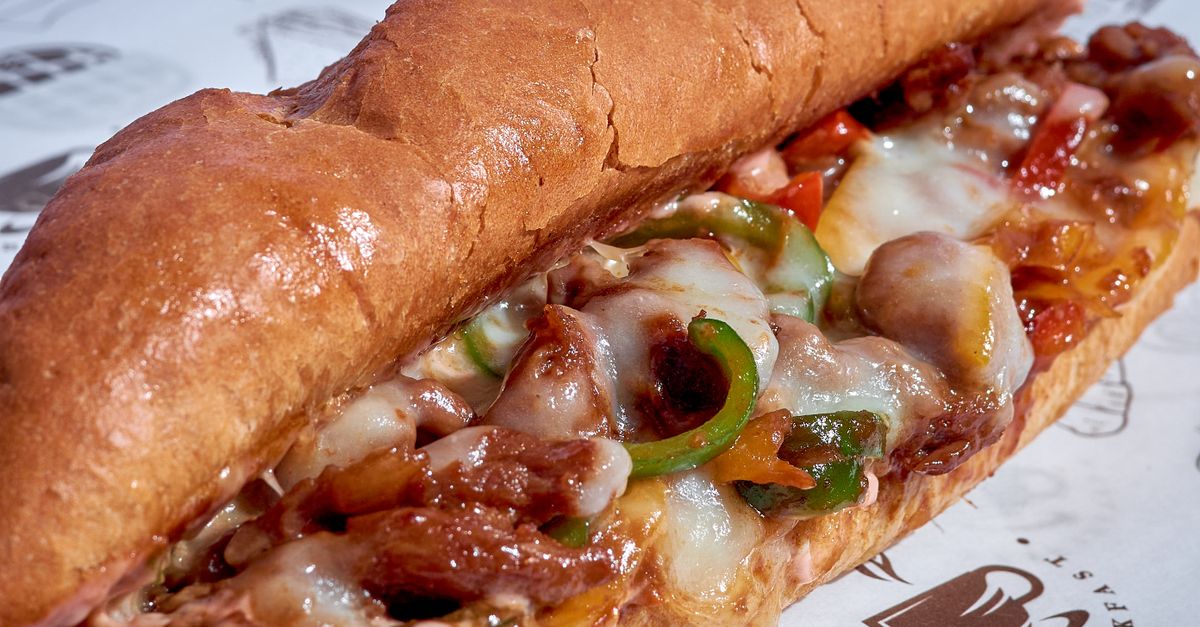 découvrez la recette authentique du philly cheesesteak : un sandwich américain savoureux avec du steak finement tranché, du fromage fondant et des oignons caramélisés.