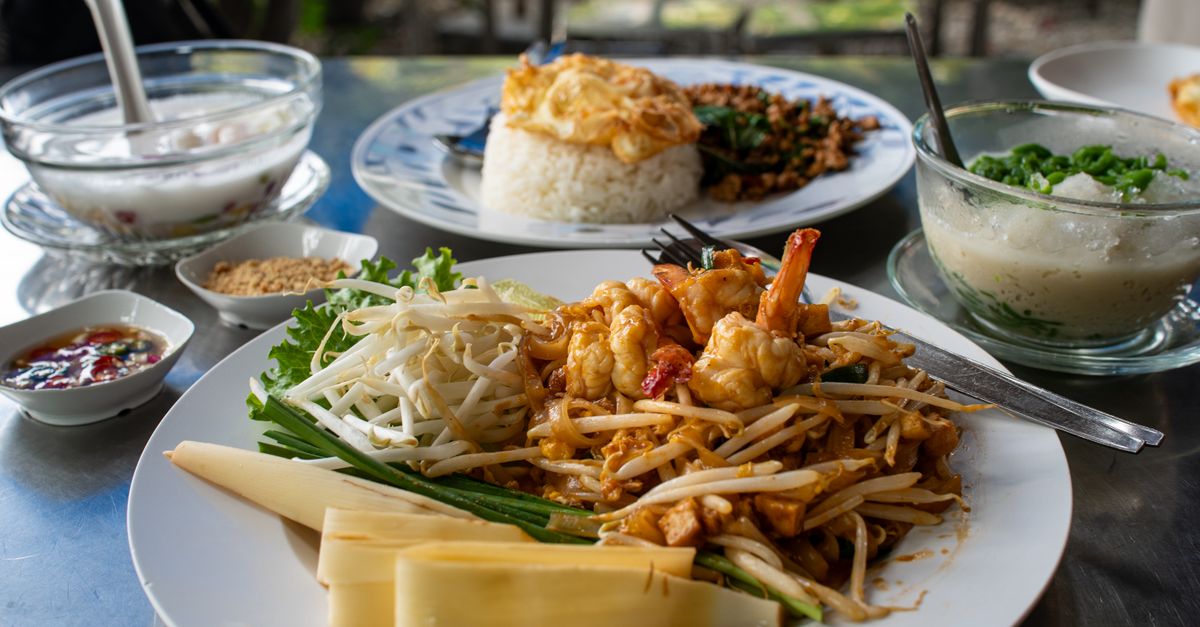 découvrez notre recette authentique de shrimp pad thai, un plat thaïlandais savoureux à base de crevettes, nouilles de riz, légumes frais et sauce tamarin.