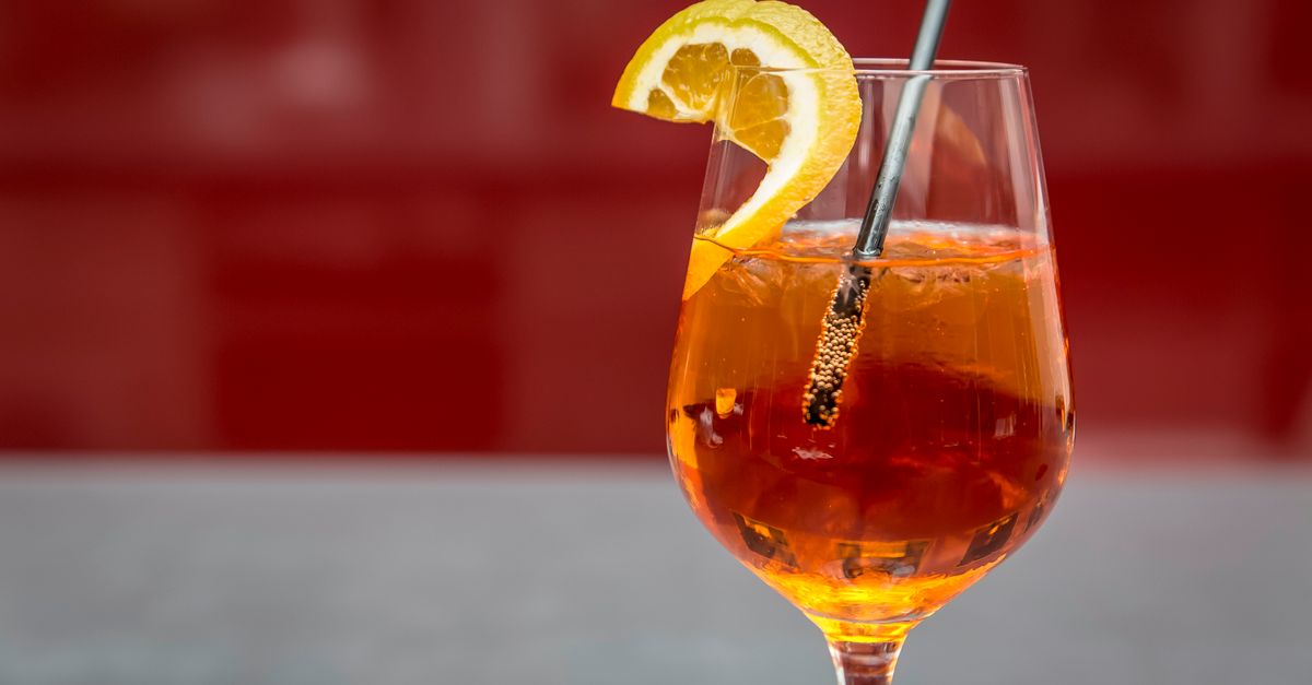 découvrez le spritzer, une boisson rafraîchissante et légère à base de vin blanc pétillant mélangé à de l'eau gazeuse, parfaite pour les chaudes journées d'été.