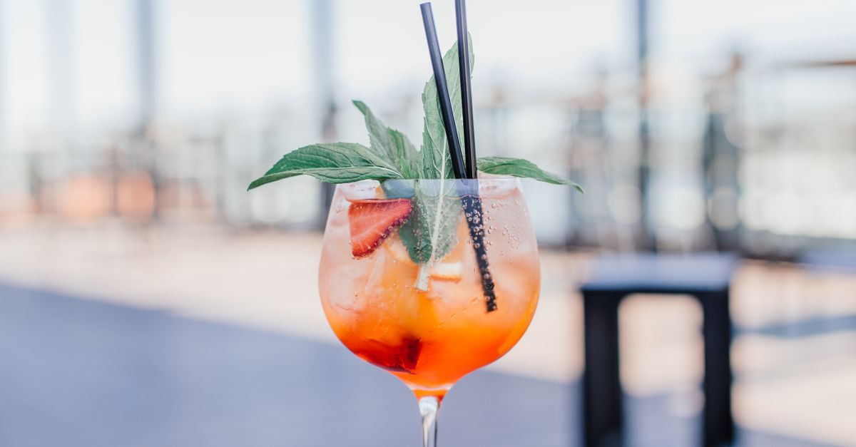 découvrez la recette facile et rafraîchissante du spritzer, un cocktail pétillant à base de vin blanc et d'eau gazeuse, idéal pour l'été.
